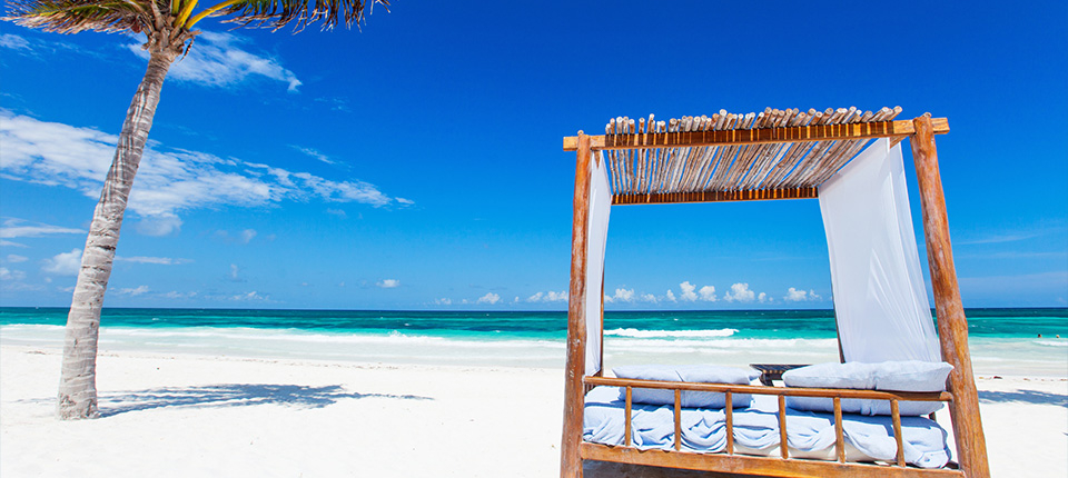 honeymoondesigner-online-reiseberatung-strand-liege honeymoondesigner Hochzeitsreisen Strand